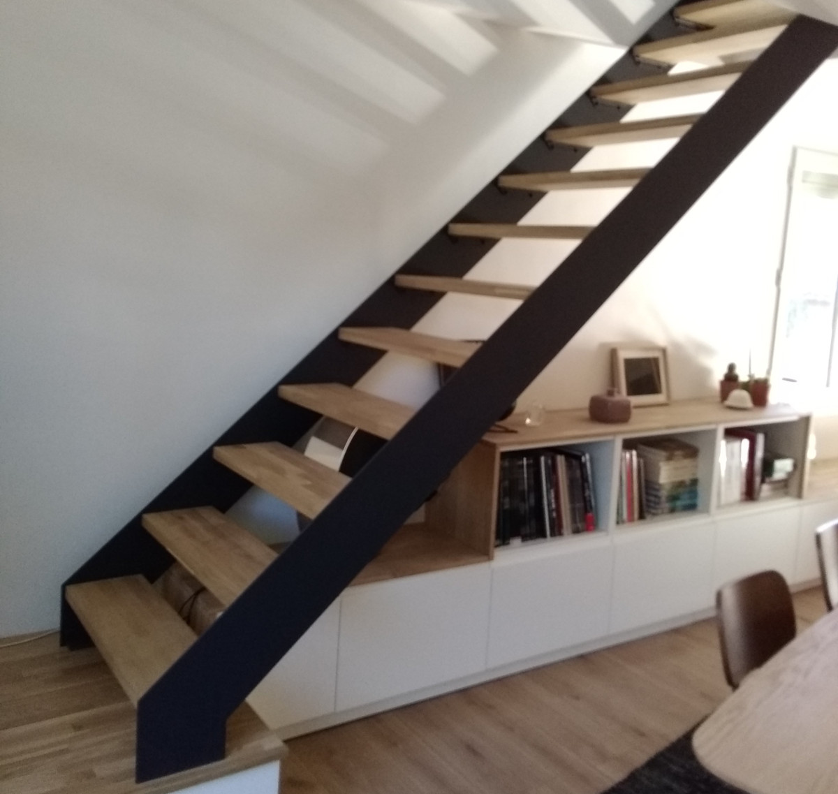 Un escalier élégant et chaleureux