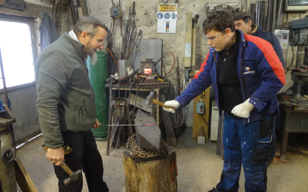 Safaa et Lucas vous parlent de ce qu’on fabrique aux ateliers bois et fer!